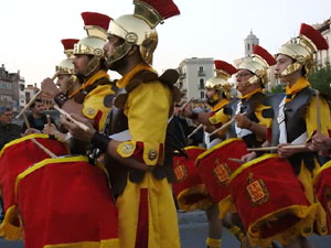 Setmana Santa 2017 a Girona. Sortida dels Manaies per lliurar el Penó