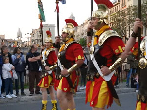 Setmana Santa 2017 a Girona. Sortida dels Manaies per lliurar el Penó