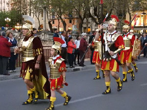 Setmana Santa 2017 a Girona. Sortida dels Manaies per lliurar el Penó