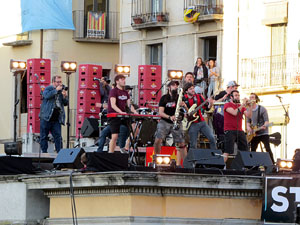 Festival Strenes 2017. Concert inaugural al terrat del punt d'Informaci&oacute; de la Rambla a c&agrave;rrec de Txarango