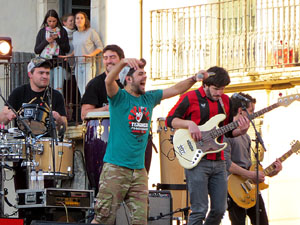 Festival Strenes 2017. Concert inaugural al terrat del punt d'Informaci&oacute; de la Rambla a c&agrave;rrec de Txarango