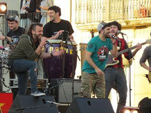 Festival Strenes 2017. Concert inaugural al terrat del punt d'Informaci&oacute; de la Rambla a c&agrave;rrec de Txarango