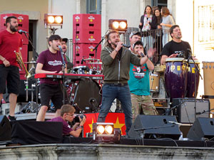 Festival Strenes 2017. Concert inaugural al terrat del punt d'Informaci&oacute; de la Rambla a c&agrave;rrec de Txarango