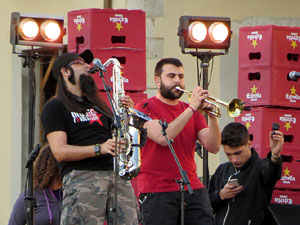 Festival Strenes 2017. Concert inaugural al terrat del punt d'Informaci&oacute; de la Rambla a c&agrave;rrec de Txarango