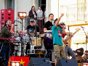 Festival Strenes 2017. Concert inaugural al terrat del punt d'Informaci&oacute; de la Rambla a c&agrave;rrec de Txarango