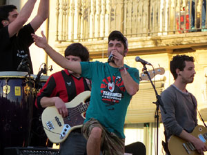 Festival Strenes 2017. Concert inaugural al terrat del punt d'Informaci&oacute; de la Rambla a c&agrave;rrec de Txarango