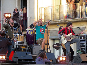 Festival Strenes 2017. Concert inaugural al terrat del punt d'Informaci&oacute; de la Rambla a c&agrave;rrec de Txarango