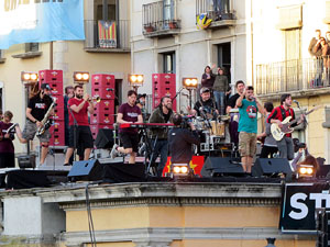 Festival Strenes 2017. Concert inaugural al terrat del punt d'Informaci&oacute; de la Rambla a c&agrave;rrec de Txarango