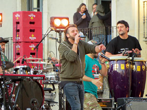 Festival Strenes 2017. Concert inaugural al terrat del punt d'Informaci&oacute; de la Rambla a c&agrave;rrec de Txarango