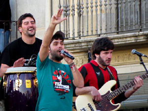 Festival Strenes 2017. Concert inaugural al terrat del punt d'Informaci&oacute; de la Rambla a c&agrave;rrec de Txarango