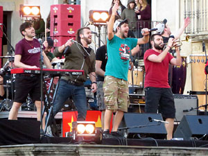 Festival Strenes 2017. Concert inaugural al terrat del punt d'Informaci&oacute; de la Rambla a c&agrave;rrec de Txarango