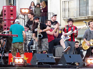 Festival Strenes 2017. Concert inaugural al terrat del punt d'Informaci&oacute; de la Rambla a c&agrave;rrec de Txarango