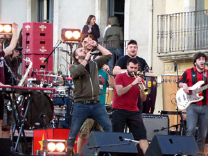 Festival Strenes 2017. Concert inaugural al terrat del punt d'Informaci&oacute; de la Rambla a c&agrave;rrec de Txarango