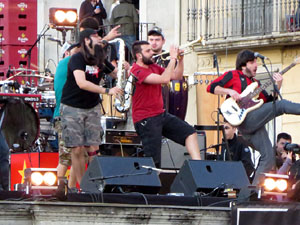 Festival Strenes 2017. Concert inaugural al terrat del punt d'Informaci&oacute; de la Rambla a c&agrave;rrec de Txarango