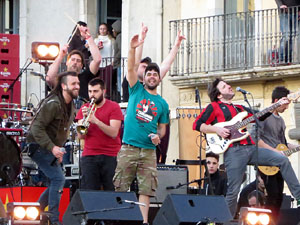 Festival Strenes 2017. Concert inaugural al terrat del punt d'Informaci&oacute; de la Rambla a c&agrave;rrec de Txarango