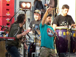 Festival Strenes 2017. Concert inaugural al terrat del punt d'Informaci&oacute; de la Rambla a c&agrave;rrec de Txarango