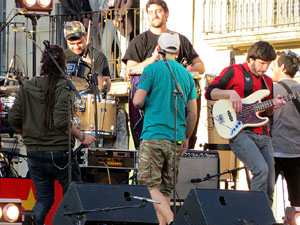 Festival Strenes 2017. Concert inaugural al terrat del punt d'Informaci&oacute; de la Rambla a c&agrave;rrec de Txarango