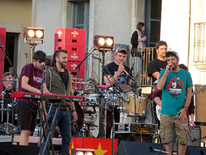 Festival Strenes 2017. Concert inaugural al terrat del punt d'Informaci&oacute; de la Rambla a c&agrave;rrec de Txarango
