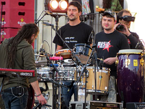 Festival Strenes 2017. Concert inaugural al terrat del punt d'Informaci&oacute; de la Rambla a c&agrave;rrec de Txarango