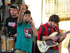 Festival Strenes 2017. Concert inaugural al terrat del punt d'Informaci&oacute; de la Rambla a c&agrave;rrec de Txarango