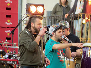Festival Strenes 2017. Concert inaugural al terrat del punt d'Informaci&oacute; de la Rambla a c&agrave;rrec de Txarango
