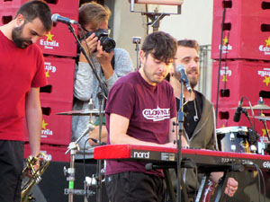 Festival Strenes 2017. Concert inaugural al terrat del punt d'Informaci&oacute; de la Rambla a c&agrave;rrec de Txarango