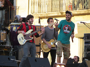 Festival Strenes 2017. Concert inaugural al terrat del punt d'Informaci&oacute; de la Rambla a c&agrave;rrec de Txarango