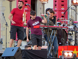 Festival Strenes 2017. Concert inaugural al terrat del punt d'Informaci&oacute; de la Rambla a c&agrave;rrec de Txarango