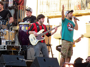 Festival Strenes 2017. Concert inaugural al terrat del punt d'Informaci&oacute; de la Rambla a c&agrave;rrec de Txarango