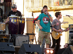 Festival Strenes 2017. Concert inaugural al terrat del punt d'Informaci&oacute; de la Rambla a c&agrave;rrec de Txarango