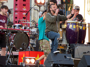 Festival Strenes 2017. Concert inaugural al terrat del punt d'Informaci&oacute; de la Rambla a c&agrave;rrec de Txarango