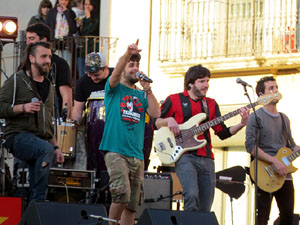 Festival Strenes 2017. Concert inaugural al terrat del punt d'Informaci&oacute; de la Rambla a c&agrave;rrec de Txarango