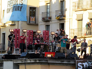 Festival Strenes 2017. Concert inaugural al terrat del punt d'Informaci&oacute; de la Rambla a c&agrave;rrec de Txarango