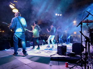 Festival Strenes 2017. Actuaci&oacute; del grup The Cuit's a la pla&ccedil;a de Santa Susanna del Mercadal