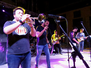 Festival Strenes 2017. Actuaci&oacute; del grup The Cuit's a la pla&ccedil;a de Santa Susanna del Mercadal