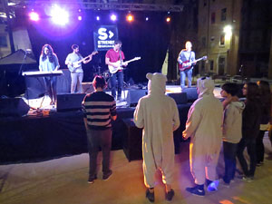 Festival Strenes 2017. Actuaci&oacute; del grup Koalan&uacute; a la pla&ccedil;a de Santa Susanna del Mercadal