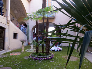 Temps de Flors 2017. Muntatges i instal&middot;lacions florals al pati de la Casa Pastors