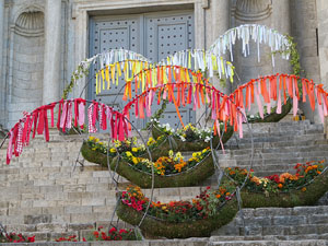 Temps de Flors 2017. Escalinates nord i principal de la basílica de Sant Feliu