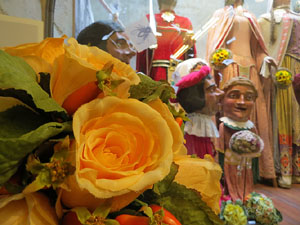 Temps de Flors 2017. Instal·lació 'Vint anys de festa, vint anys de rams' a l'entrada del Museu d'Història