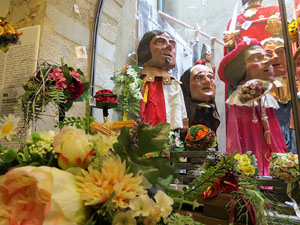 Temps de Flors 2017. Instal·lació 'Vint anys de festa, vint anys de rams' a l'entrada del Museu d'Història