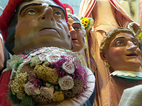 Temps de Flors 2017. Instal·lació 'Vint anys de festa, vint anys de rams' a l'entrada del Museu d'Història