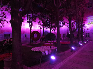 Temps de Flors 2017. Decoraci&oacute; floral del Pati de les Magn&ograve;lies, a la Seu del Govern de la Generalitat de Catalunya a Girona, amb azalees de Gant, B&egrave;lgica