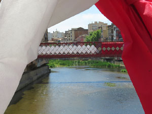 Temps de Flors 2017. Instal&middot;laci&oacute; al Pont de Sant Agust&iacute;