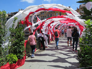 Temps de Flors 2017. Instal&middot;laci&oacute; al Pont de Sant Agust&iacute;