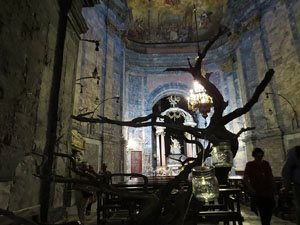 Temps de Flors 2017. Decoracions florals a l'interior de la nau g&ograve;tica de Sant Feliu