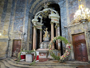Temps de Flors 2017. Decoracions florals a l'interior de la nau g&ograve;tica de Sant Feliu