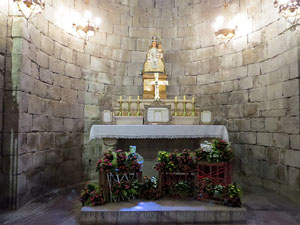 Temps de Flors 2017. Decoracions florals a l'interior de la nau g&ograve;tica de Sant Feliu