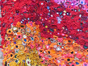 Temps de Flors 2017. Instal&middot;lacions t&egrave;xtil de 15.000 flors de ganxet a una de les torres del Portal de Sobreportes