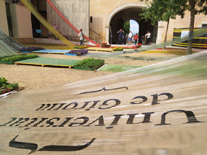 Temps de Flors 2017. Instal·lacions i muntatges florals a diversos espais de la UdG: escales i plaça de Sant Domènec, pati de l'edifici de les Àligues