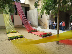 Temps de Flors 2017. Instal·lacions i muntatges florals a diversos espais de la UdG: escales i plaça de Sant Domènec, pati de l'edifici de les Àligues